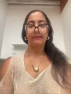 Snapshot of Jessyivonne chatting on 10.17.25 Jessyivonne online show from 10.17.25