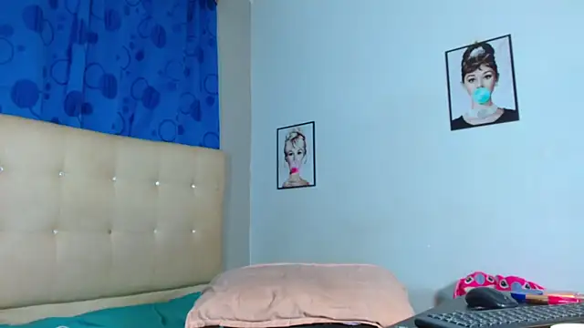 Snapshot of ebonny_ts chatting on 09.19.25 ebonny ts online show from 09.19.25