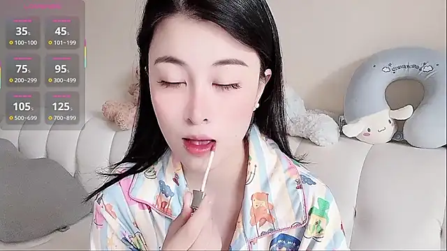 Snapshot of LuLu-Moon chatting on 10.23.25 LuLu-Moon online show from 10.23.25