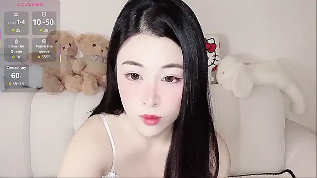 Snapshot of LuLu-Moon chatting on 11.04.25 LuLu-Moon online show from 11.04.25