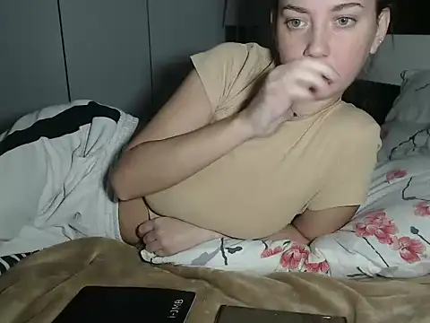 Snapshot of petite_danielle chatting on 10.07.25 petite danielle online show from 10.07.25