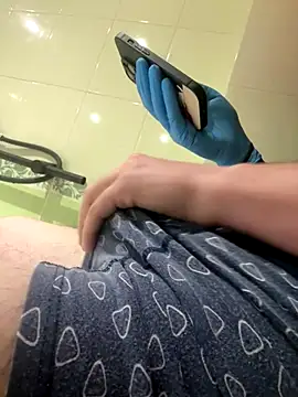 Snapshot of Dickii21 chatting on 10.13.25 Dickii21 online show from 10.13.25