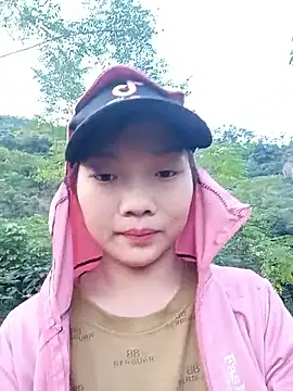 Snapshot of Ananine chatting on 11.24.25 Ananine online show from 11.24.25