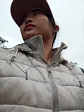 Snapshot of Ananine chatting on 12.04.25 Ananine online show from 12.04.25