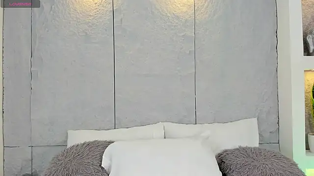 AlassiaHocthner online show from 03.17.26