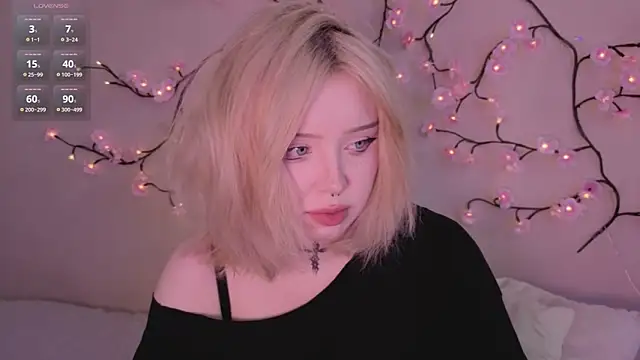 Snapshot of RileyVice chatting on 05.18.26 RileyVice online show from 05.18.26