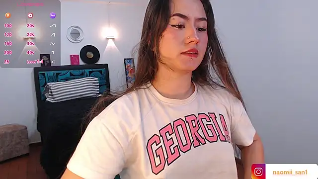 Snapshot of naomii_san chatting on 10.17.25 naomii san online show from 10.17.25