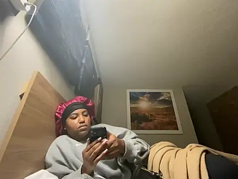 Snapshot of princesslivv chatting on 10.01.25 princesslivv online show from 10.01.25