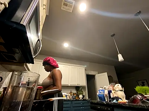 Snapshot of princesslivv chatting on 10.23.25 princesslivv online show from 10.23.25