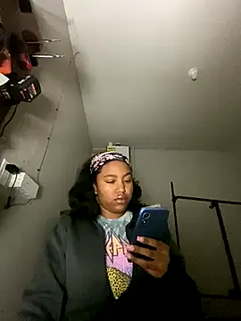 Snapshot of princesslivv chatting on 10.27.25 princesslivv online show from 10.27.25