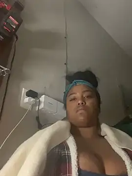 Snapshot of princesslivv chatting on 10.29.25 princesslivv online show from 10.29.25