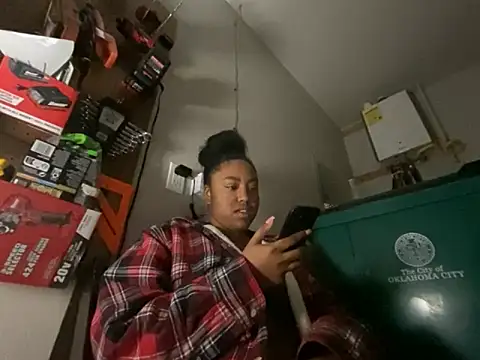 Snapshot of princesslivv chatting on 10.29.25 princesslivv online show from 10.29.25