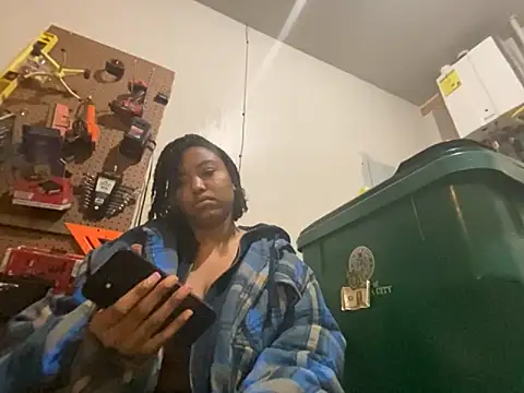 Snapshot of princesslivv chatting on 11.24.25 princesslivv online show from 11.24.25