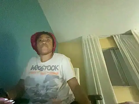 Snapshot of princesslivv chatting on 12.05.25 princesslivv online show from 12.05.25