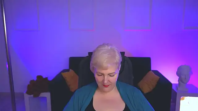 Snapshot of MaryMogan chatting on 09.12.25 MaryMogan online show from 09.12.25