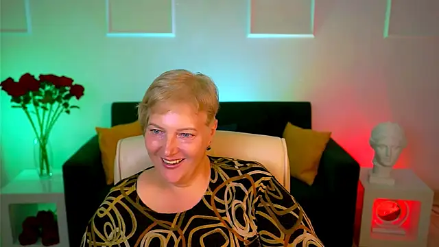 Snapshot of MaryMogan chatting on 10.01.25 MaryMogan online show from 10.01.25