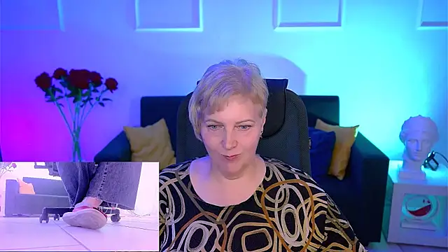 Snapshot of MaryMogan chatting on 10.07.25 MaryMogan online show from 10.07.25