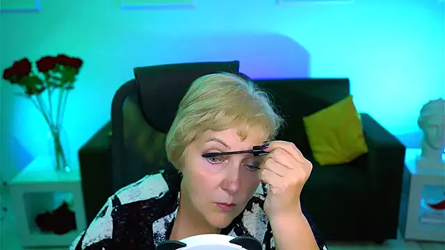 Snapshot of MaryMogan chatting on 10.09.25 MaryMogan online show from 10.09.25