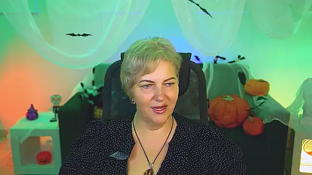 Snapshot of MaryMogan chatting on 10.20.25 MaryMogan online show from 10.20.25