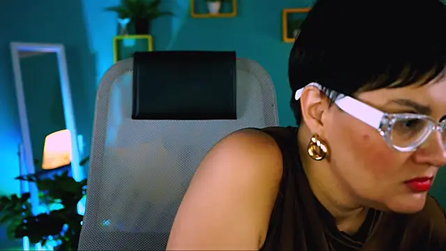 Snapshot of LauraDavidsons chatting on 11.16.25 LauraDavidsons online show from 11.16.25