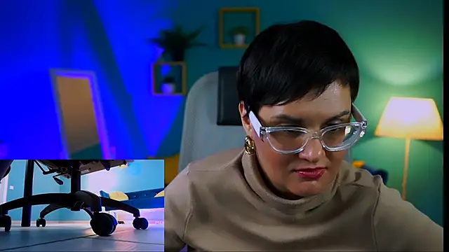 Snapshot of LauraDavidsons chatting on 11.30.25 LauraDavidsons online show from 11.30.25