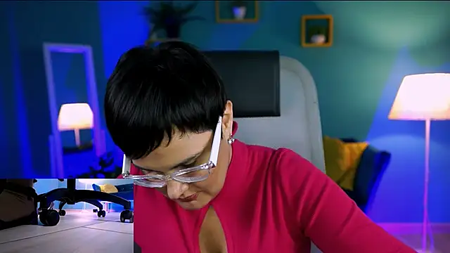 Snapshot of LauraDavidsons chatting on 12.14.25 LauraDavidsons online show from 12.14.25