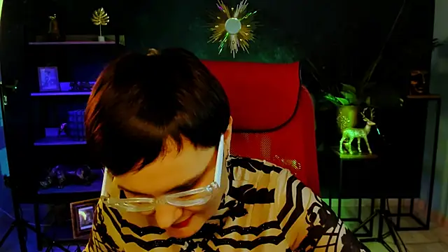 Snapshot of LauraDavidsons chatting on 12.19.25 LauraDavidsons online show from 12.19.25