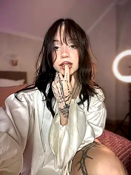 Snapshot of YourLittleDevil chatting on 10.10.25 YourLittleDevil online show from 10.10.25