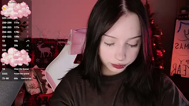 Snapshot of YourLittleDevil chatting on 12.17.25 YourLittleDevil online show from 12.17.25