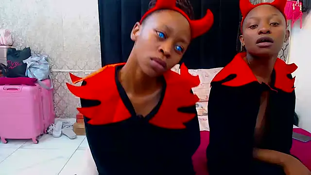 Snapshot of SexyPetitex25 chatting on 10.30.25 SexyPetitex25 online show from 10.30.25