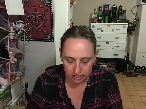 Snapshot of TheSilentCrown chatting on 09.28.25 TheSilentCrown online show from 09.28.25