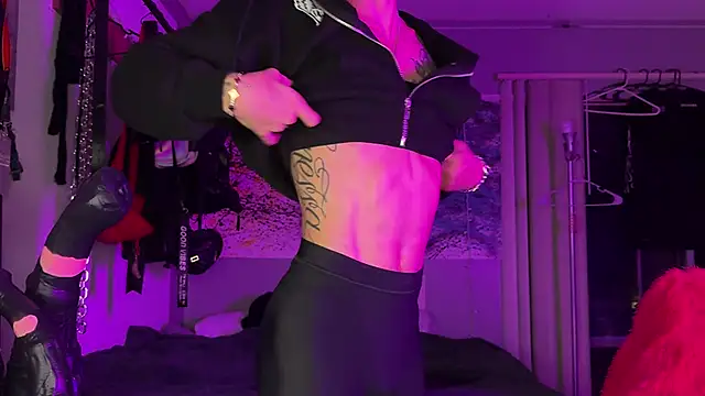 Snapshot of xoFrankie chatting on 11.08.25 xoFrankie online show from 11.08.25