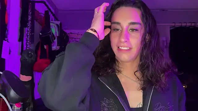 Snapshot of xoFrankie chatting on 11.11.25 xoFrankie online show from 11.11.25