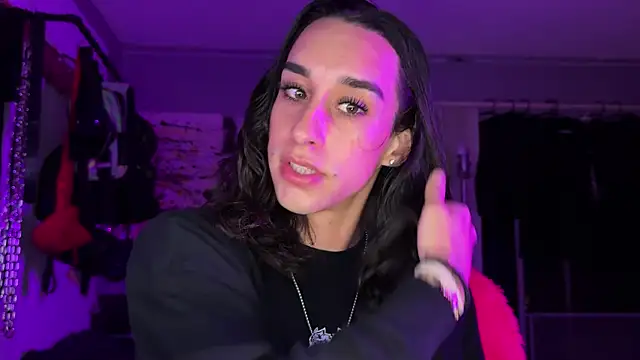 Snapshot of xoFrankie chatting on 11.13.25 xoFrankie online show from 11.13.25