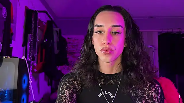 Snapshot of xoFrankie chatting on 11.20.25 xoFrankie online show from 11.20.25