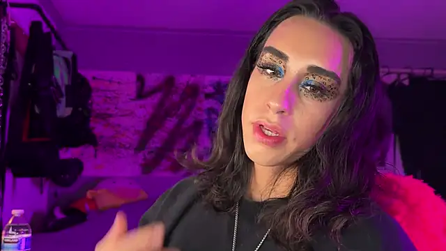 Snapshot of xoFrankie chatting on 11.28.25 xoFrankie online show from 11.28.25