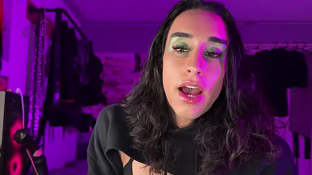 Snapshot of xoFrankie chatting on 12.02.25 xoFrankie online show from 12.02.25