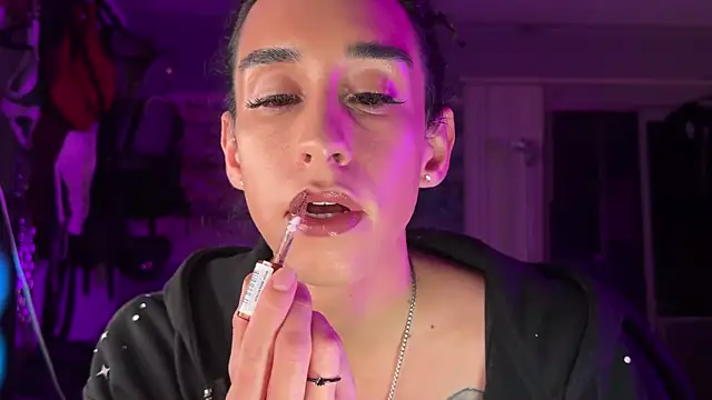 Snapshot of xoFrankie chatting on 12.17.25 xoFrankie online show from 12.17.25