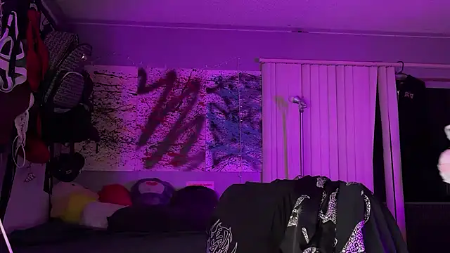 Snapshot of xoFrankie chatting on 12.21.25 xoFrankie online show from 12.21.25