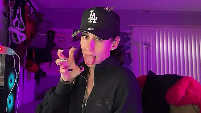 Snapshot of xoFrankie chatting on 01.05.26 xoFrankie online show from 01.05.26