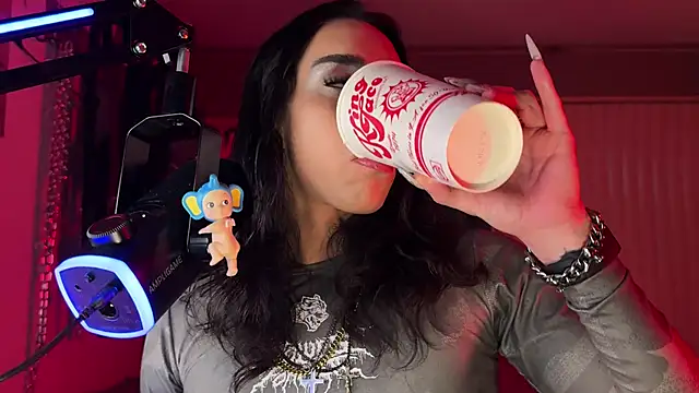 Snapshot of xoFrankie chatting on 04.28.26 xoFrankie online show from 04.28.26