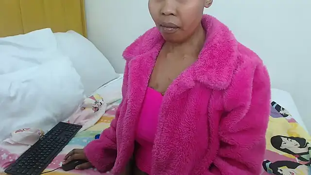 Snapshot of Bella_2025 chatting on 12.01.25 Bella 2025 online show from 12.01.25