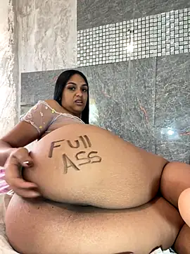 Snapshot of Messy-diana21 chatting on 12.14.25 Messy-diana21 online show from 12.14.25