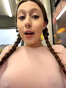 Snapshot of FroggyAnna chatting on 11.05.25 FroggyAnna online show from 11.05.25