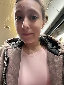 Snapshot of FroggyAnna chatting on 11.12.25 FroggyAnna online show from 11.12.25