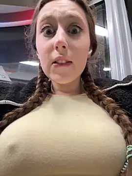 Snapshot of FroggyAnna chatting on 12.04.25 FroggyAnna online show from 12.04.25