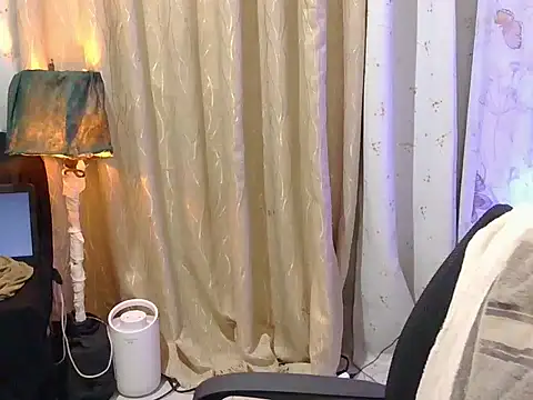 Snapshot of honeyLushess chatting on 11.12.25 honeyLushess online show from 11.12.25