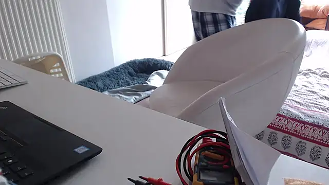 Snapshot of knodli chatting on 10.23.25 knodli online show from 10.23.25