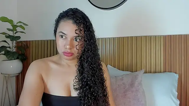 Snapshot of angie_leonn chatting on 09.16.25 angie leonn online show from 09.16.25