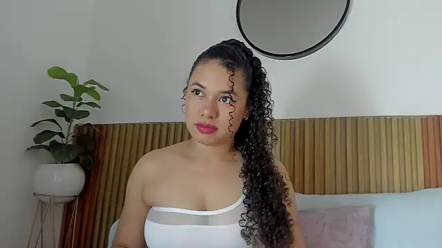 Snapshot of angie_leonn chatting on 09.18.25 angie leonn online show from 09.18.25